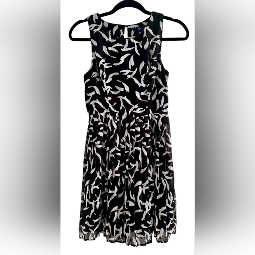 EUC GAP Empire Waist, Pleated, Black & White Patterned Dress